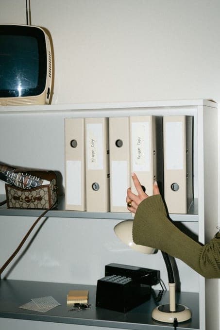Étagère de classeurs et petit poste de télévision vintage dans un bureau